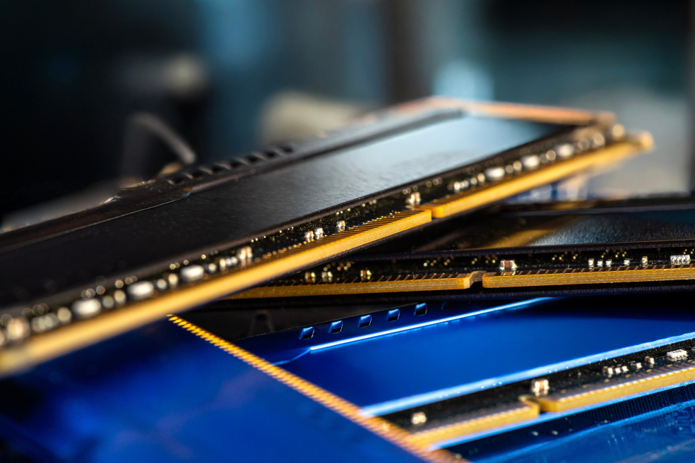 Marktanalyse zeigt massive Teuerung bei DDR5 RAM und NVMe SSDs durch KI Boom Marktanalyse zeigt massive Teuerung bei DDR5 RAM und NVMe SSDs durch KI Boom
